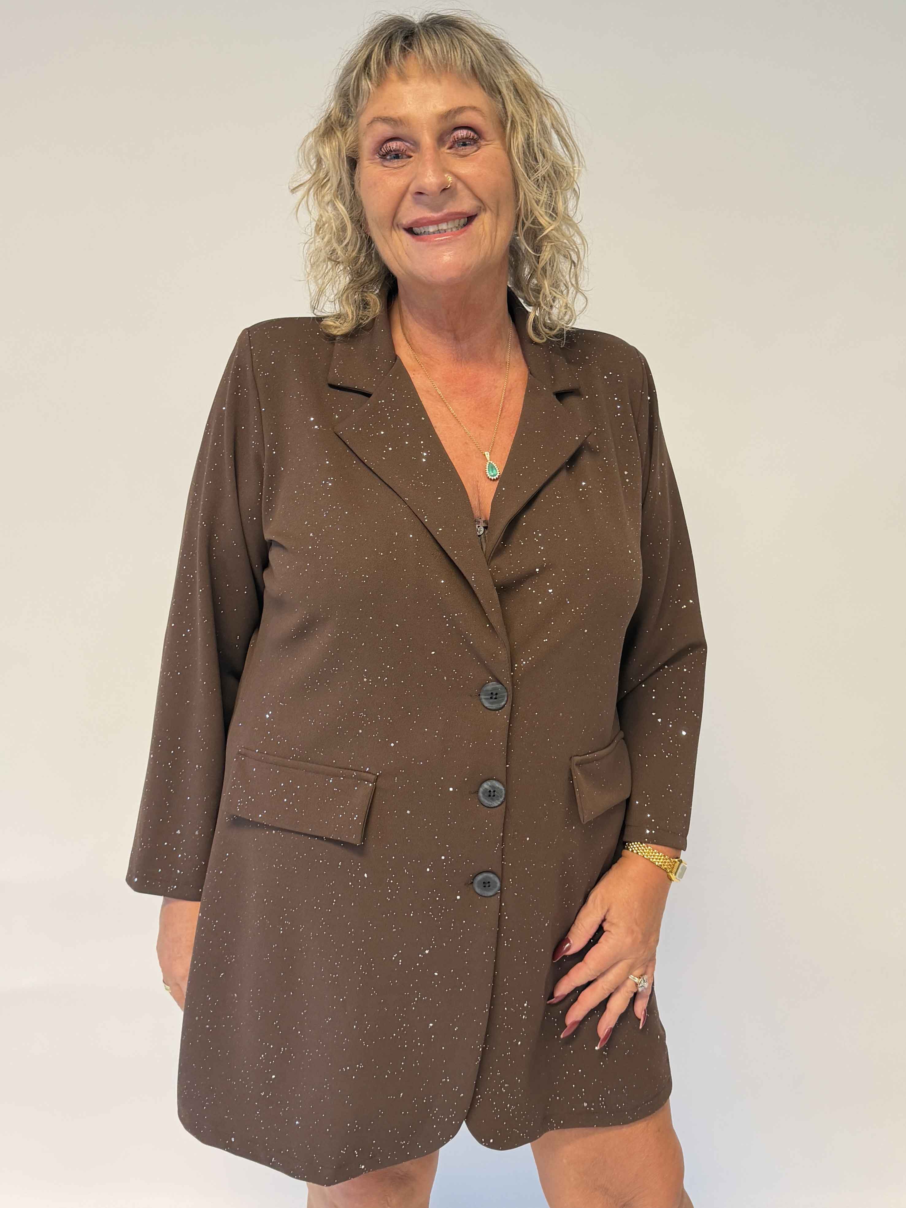 Medea Long - Elegant plus size blazer med fint glimmerstøv, der giver et eksklusivt look
